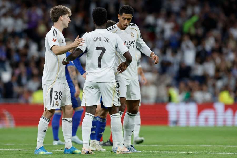 Bellingham celebra su gol con Vinícius y César Palacios