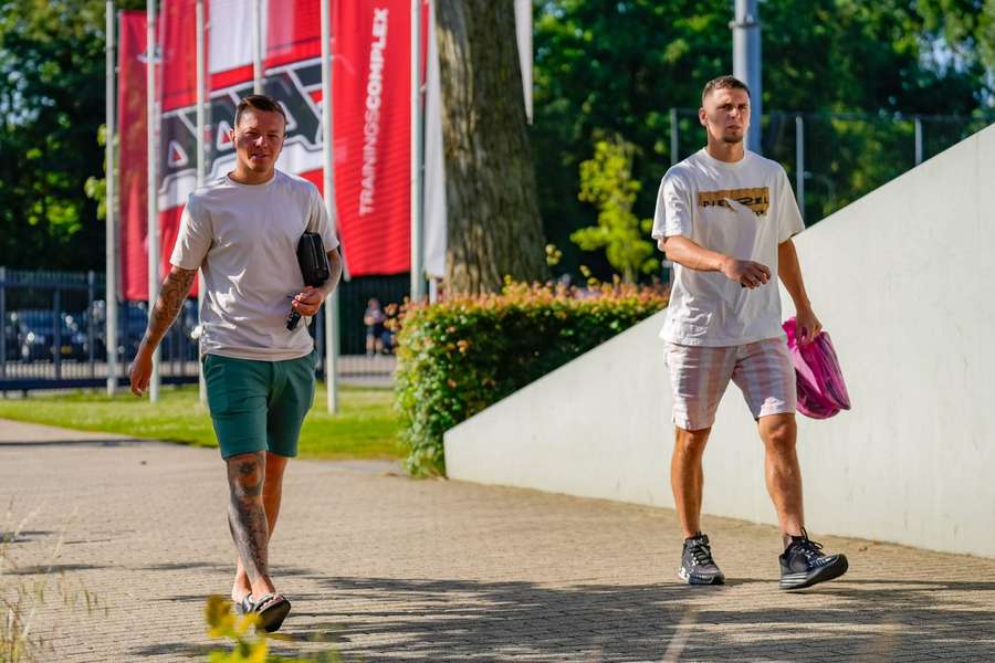 Clasie en Belić op weg naar een training