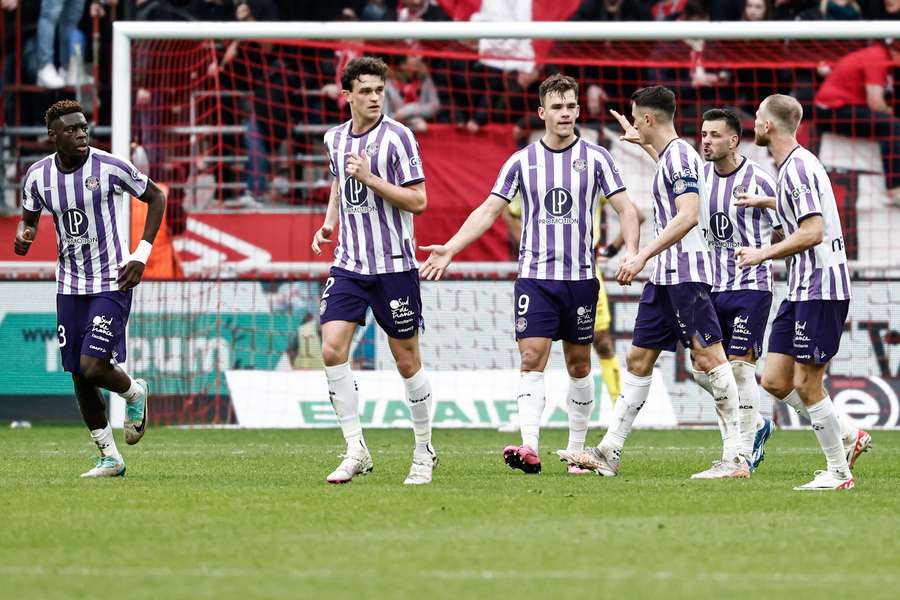 Thijs Dallinga viert een benutte strafschop met zijn teamgenoten Thijs Dallinga viert een benutte strafschop met zijn teamgenoten