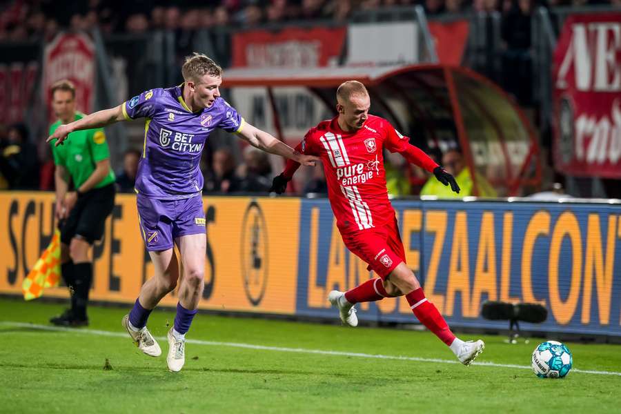 John Murkin van FC Volendam en Vaclav Cerny van FC Twente in duel