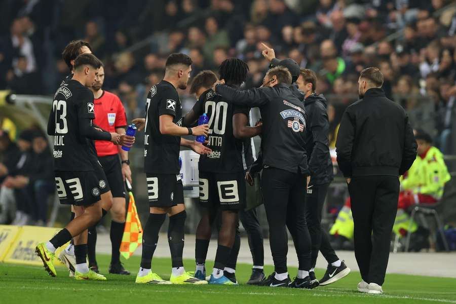 Der SK Sturm während einer Spielunterbrechung.