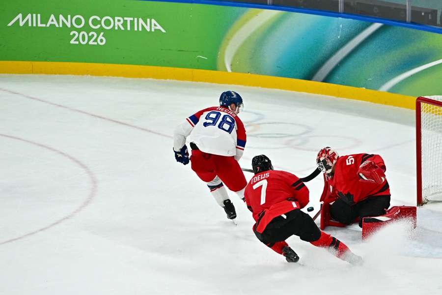Martin Nečas mohl v závěru základní hrací doby rozhodnout o českém postupu. 