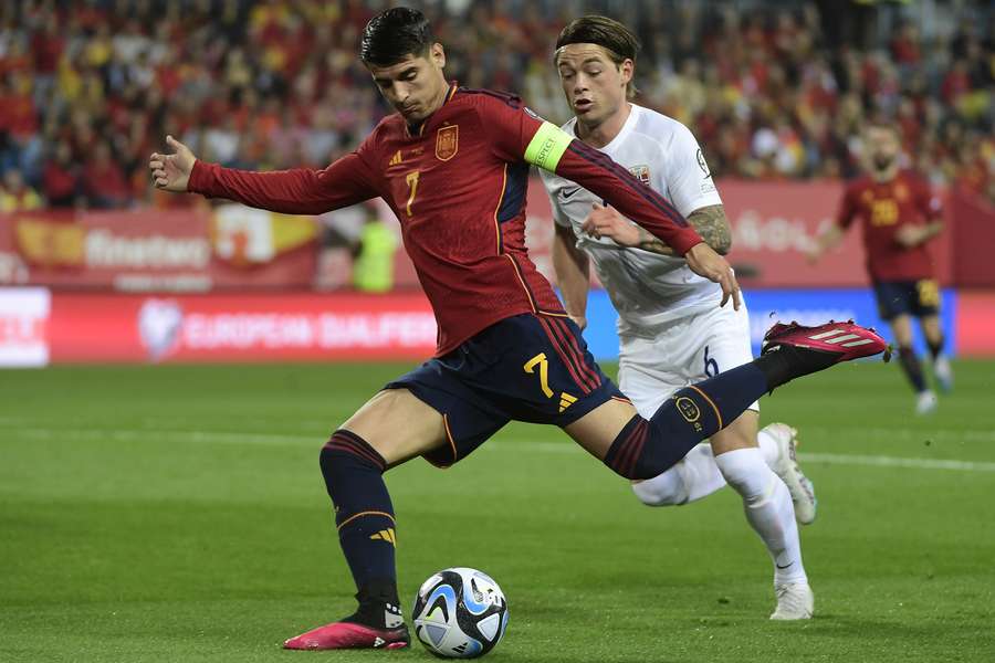 Alvaro Morata fights for the ball with Norway's midfielder Patrick Berg 