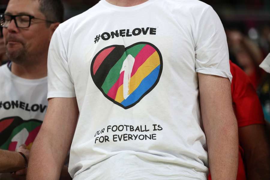 Foto van een Belgische fan met een OneLove-shirt ter illustratie