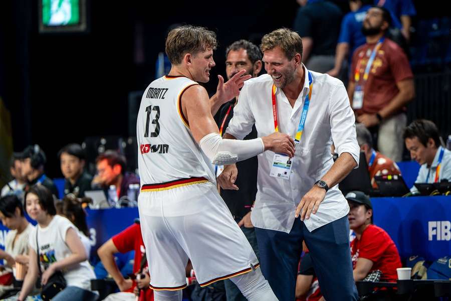 Moritz Wagner und Dirk Nowitzki bei der Basketball-WM 2023.