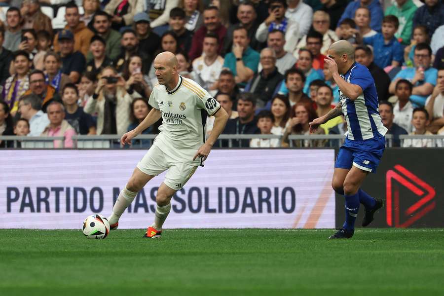 Zidane, nog een van de witte legendes aanwezig in het Bernabéu