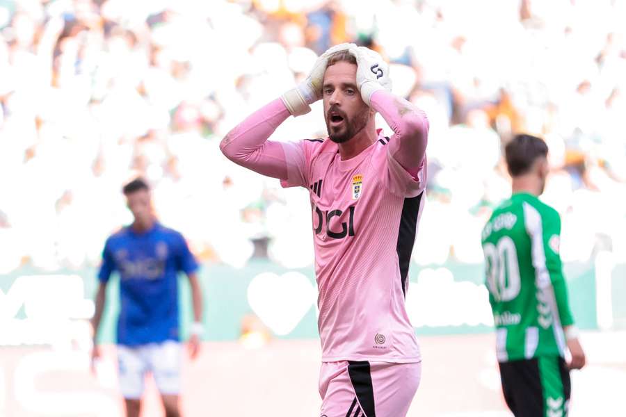 Aaron Escandell, goleiro do Real Oviedo, reage à chance perdida pelo time