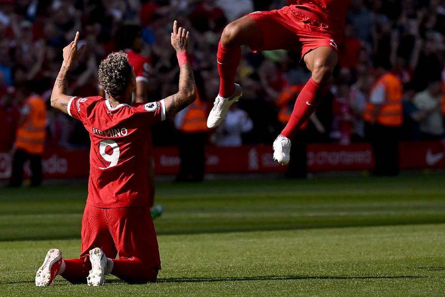 Firmino celebra gol em sua última partida em Anfield