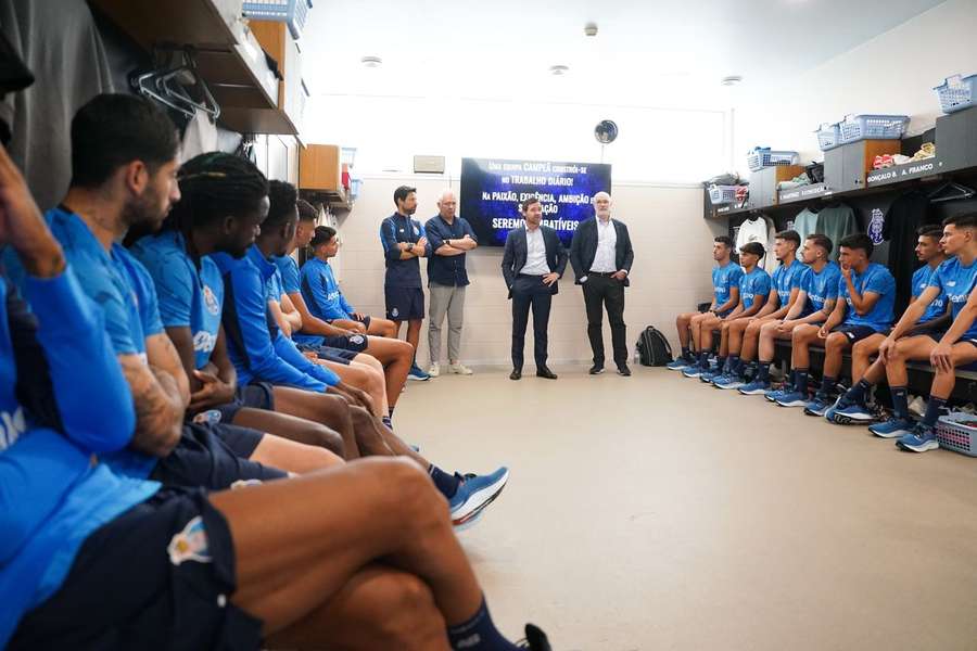 Jorge Costa com Vítor Bruno e a restante equipa técnica