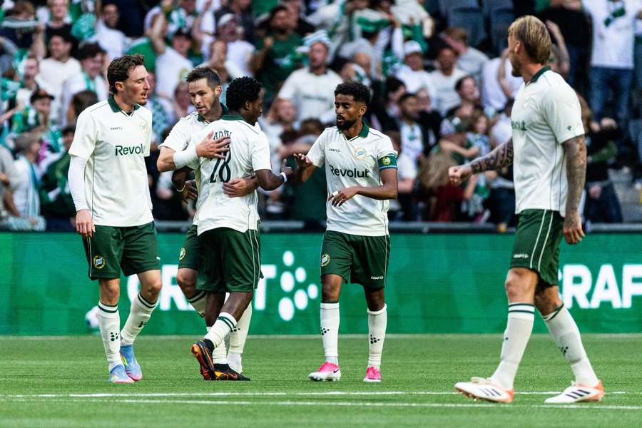 Hammarby players celebrate Frank Adjei's (28) equaliser