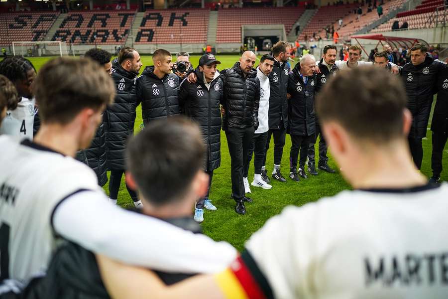 Antonio di Salvo (M.) im Mannschaftskreis nach dem Sieg der deutschen U21 in der Slowakei.