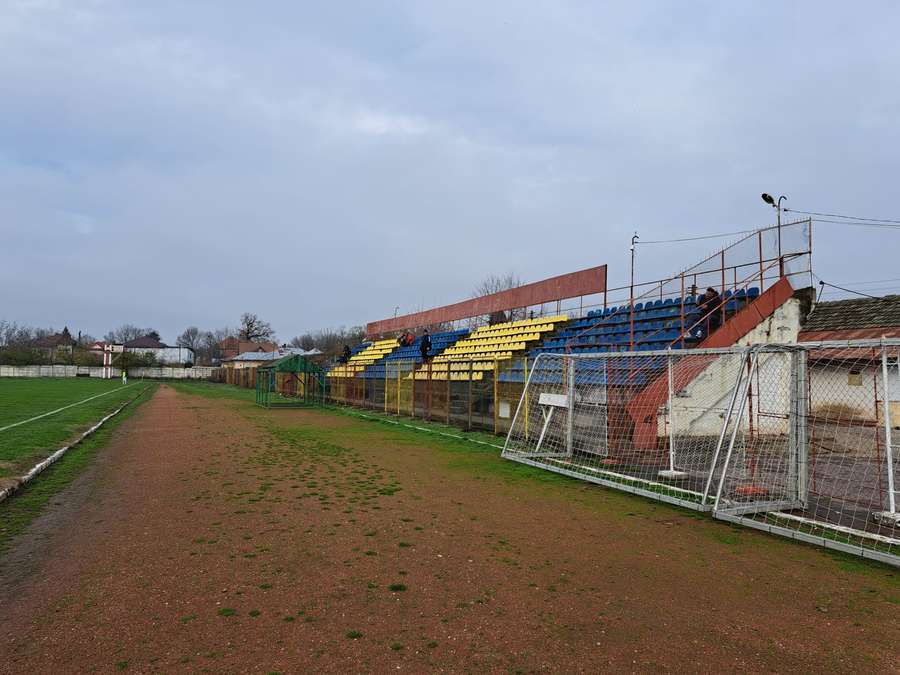 Tribuna stadionului din Roșiori Tribuna stadionului din Roșiori