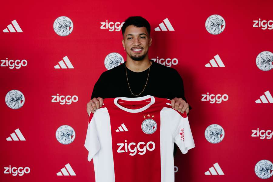 Marcos Leonardo poses with the Ajax shirt Marcos Leonardo poses with the Ajax shirt