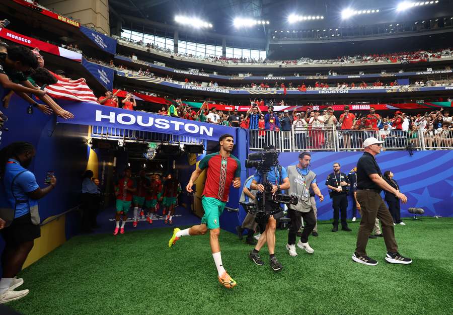 Hakimi entra in campo per il riscaldamento Hakimi entra in campo per il riscaldamento