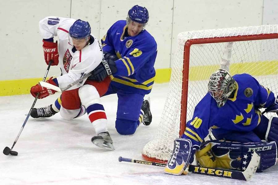 Nedorost na MS dvacítek v roce 2000 atakuje švédskou branku, kterou hájí Henrik Lundqvist.