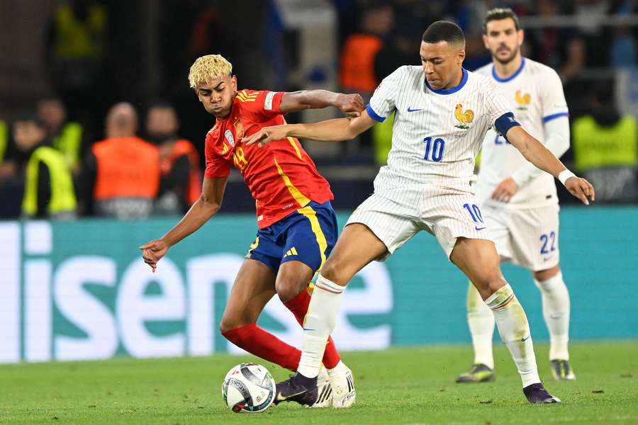Yamal und Mbappé im Zweikampf Yamal und Mbappé im Zweikampf