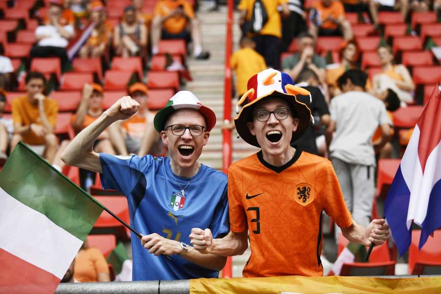 Suporteri Italia-Ţările de Jos