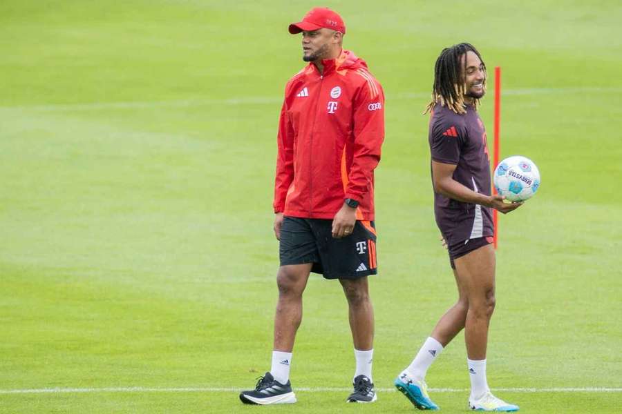 Vincent Kompany (l.) ist vor dem Trainingsauftakt voller Tatendrang