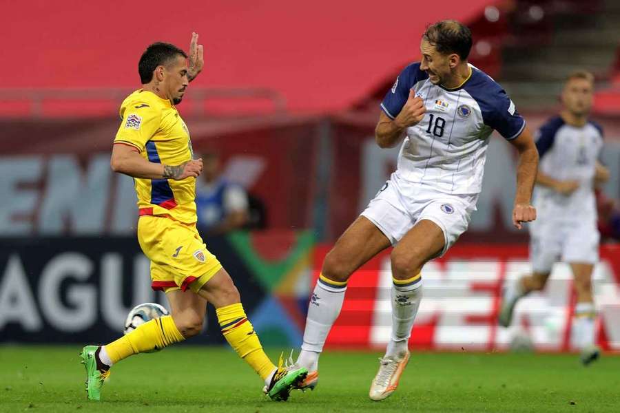 Nicolae Stanciu în duel cu Nikola Katic Nicolae Stanciu în duel cu Nikola Katic