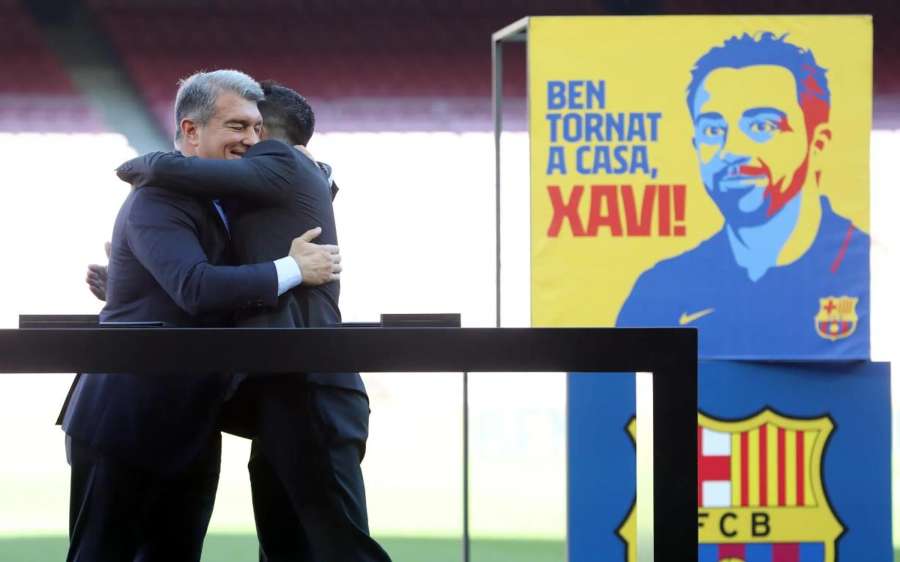 Laporta a Xavi po zvolení druhého jmenovaného trenérem.
