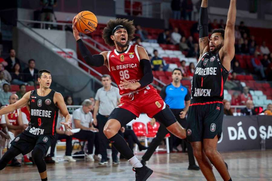 Basquetebol: Benfica esmagador em Ovar apura-se para a final.