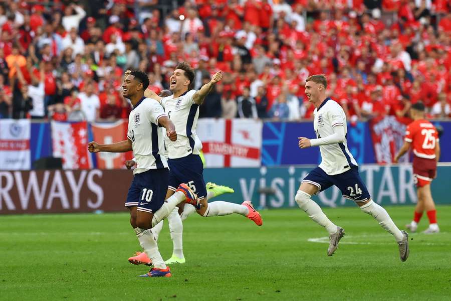 Inglaterra comemora a vitória nos penáltis contra a Suíça