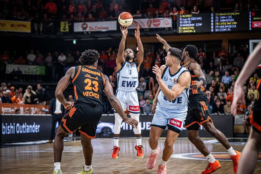 Christopher Clemons (hinten) war mit 20 Punkten bester Werfer Christopher Clemons (hinten) war mit 20 Punkten bester Werfer