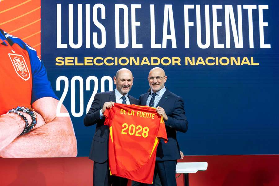 Louzán, juntamente com De la Fuente, na cerimónia de renovação do mandato do selecionador espanhol