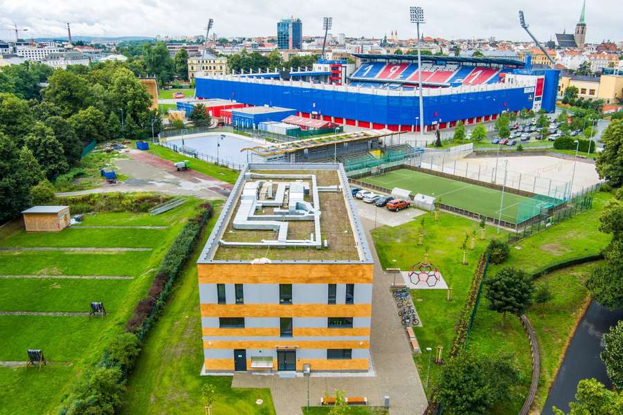 Nové mládežnické centrum Viktorie Plzeň stojí vedle hlavního stadionu.
