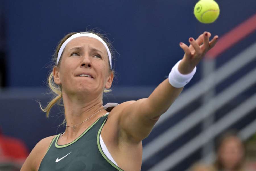 Azarenka serving against Linette 