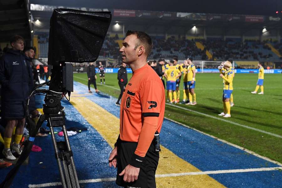 Árbitro checa o monitor do VAR em jogo da liga belga