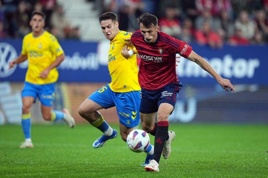 Budimir conduce el balón bajo la presión de Mika Mármol