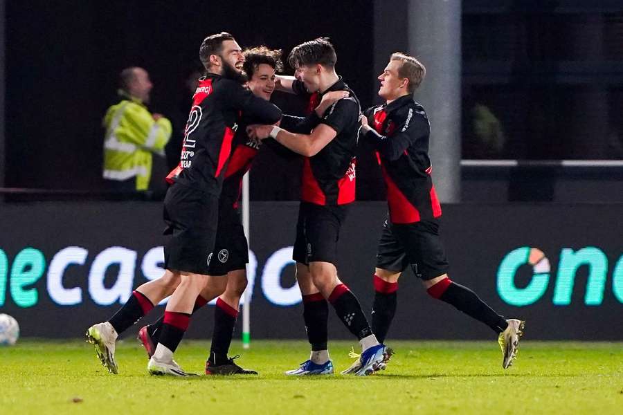 Feest bij onder meer Jochem Ritmeester van de Kamp na de tweede goal van Almere