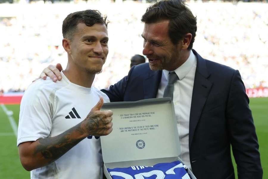 Otávio homenageado por André Villas-Boas