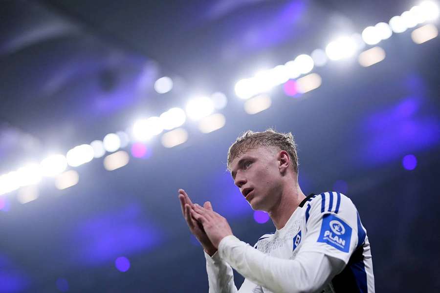 Adam Karabec se zabydlel v základní sestavě Hamburku.