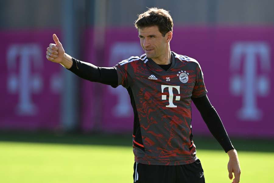 Thomas Müller levanta el pulgar durante un entrenamiento del Bayern.
