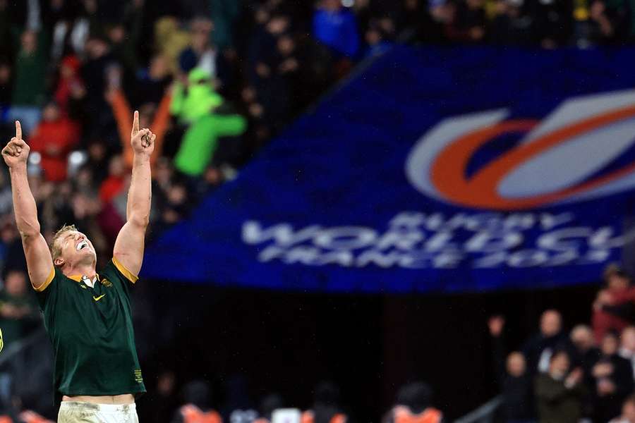 Pieter-Steph du Toit comemora após a vitória da África do Sul sobre a Inglaterra no Stade de France
