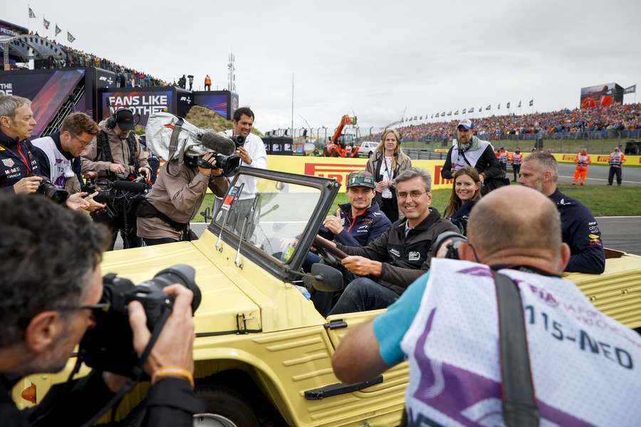 Max Verstappen tijdens de rijdersparade