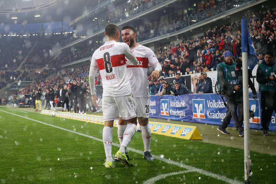 Deniz Undav e Enzo Millot comemoram o golo do Estugarda por 1-0.