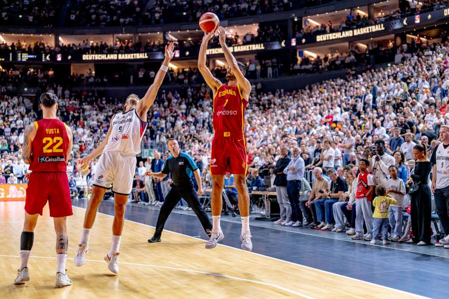 Santi Aldama intenta un triple 