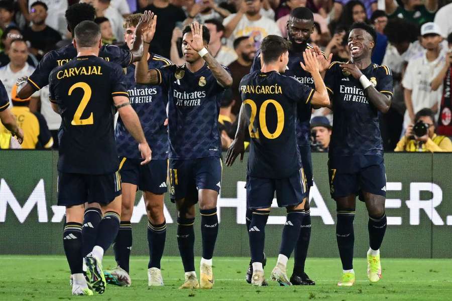 Los jugadores del Madrid celebran uno de los goles marcados ante el Milán. 