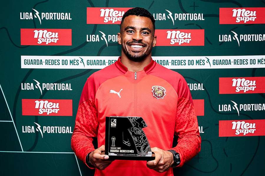 Samu Silva com o troféu de melhor guarda-redes de dezembro