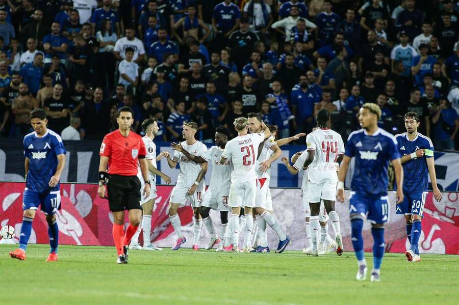 Salzburg feiert das Siegtor von Haris Tabakovic. Salzburg feiert das Siegtor von Haris Tabakovic.