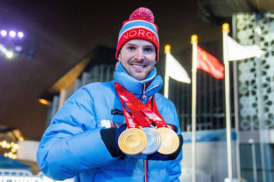 Jörgen Graabak mit seinen Medaillen der Olympischen Spiele 2022.