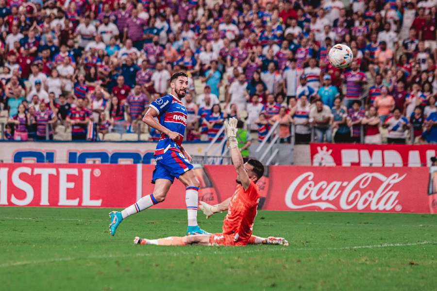 Lucero toca por cima do goleiro paraguaio para deixar sua marca