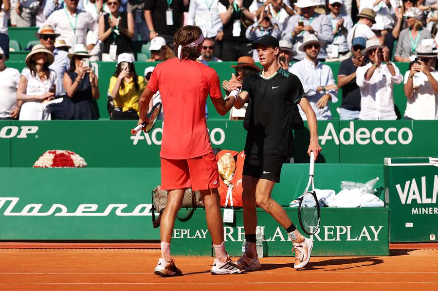 Sinner congratulates Tsitsipas after the semi-final