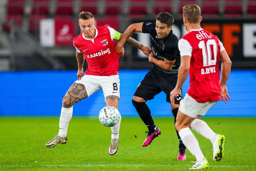 Jordy Clasie in duel met Cristian Novoa van FC Santa Coloma