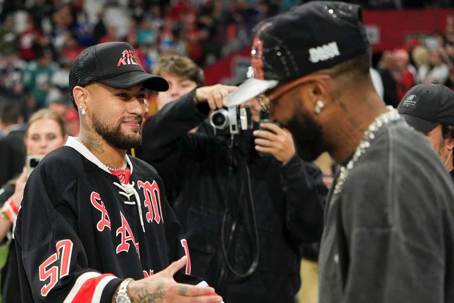 Neymar cumprimenta Odell antes do jogo entre Chargers e Chiefs