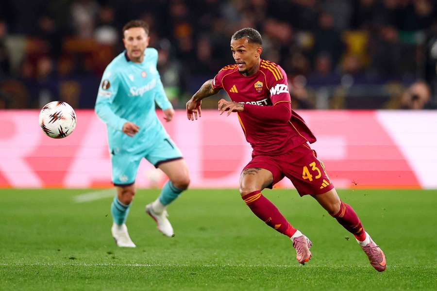Wesley con la maglia della Roma Wesley con la maglia della Roma