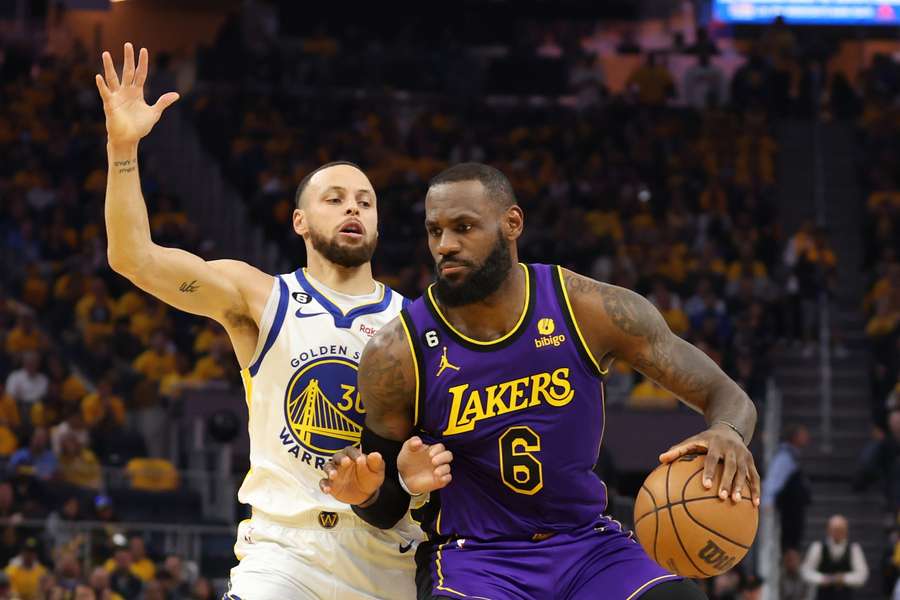 LeBron James, dos Los Angeles Lakers, é defendido por Stephen Curry, dos Golden State Warriors